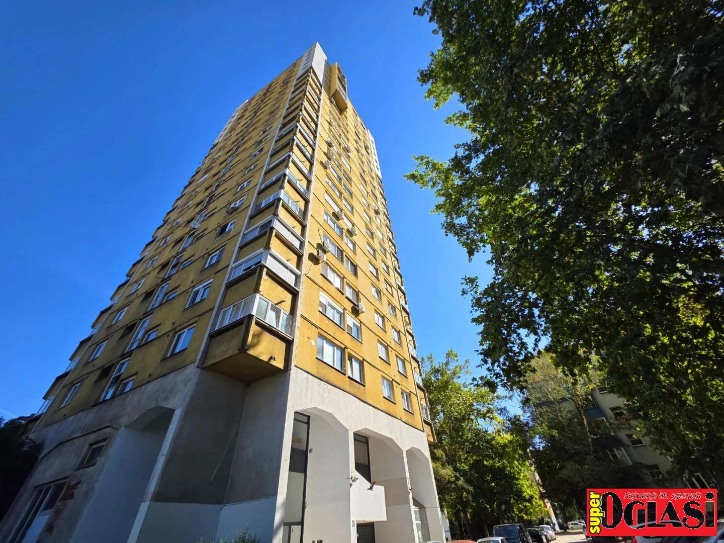 Trosoban renoviran i namješten stan Grbavica, 80 m2