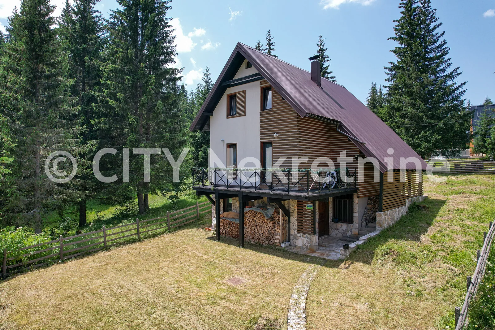 Jahorina, Dvorišta, 150m2, zemljište 412m2.