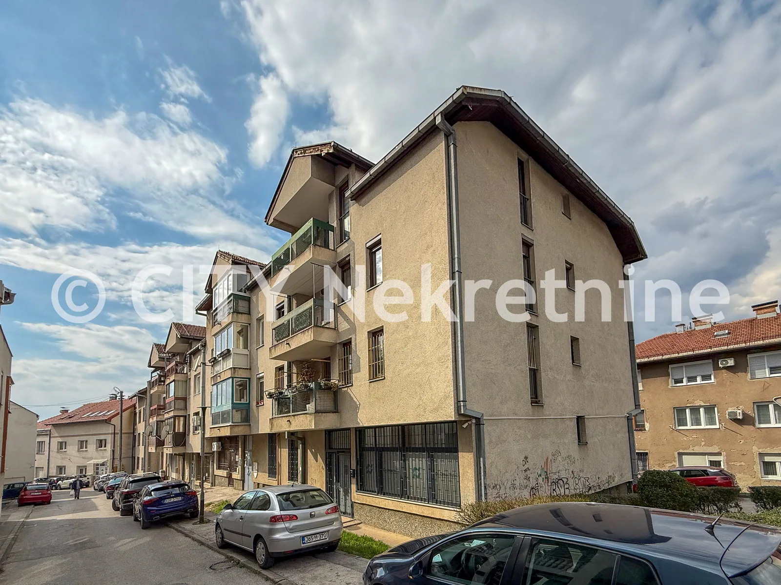Višnjik, Derebent, 78m2, trosoban, III (posljednji) sprat, bez lifta, adaptiran.