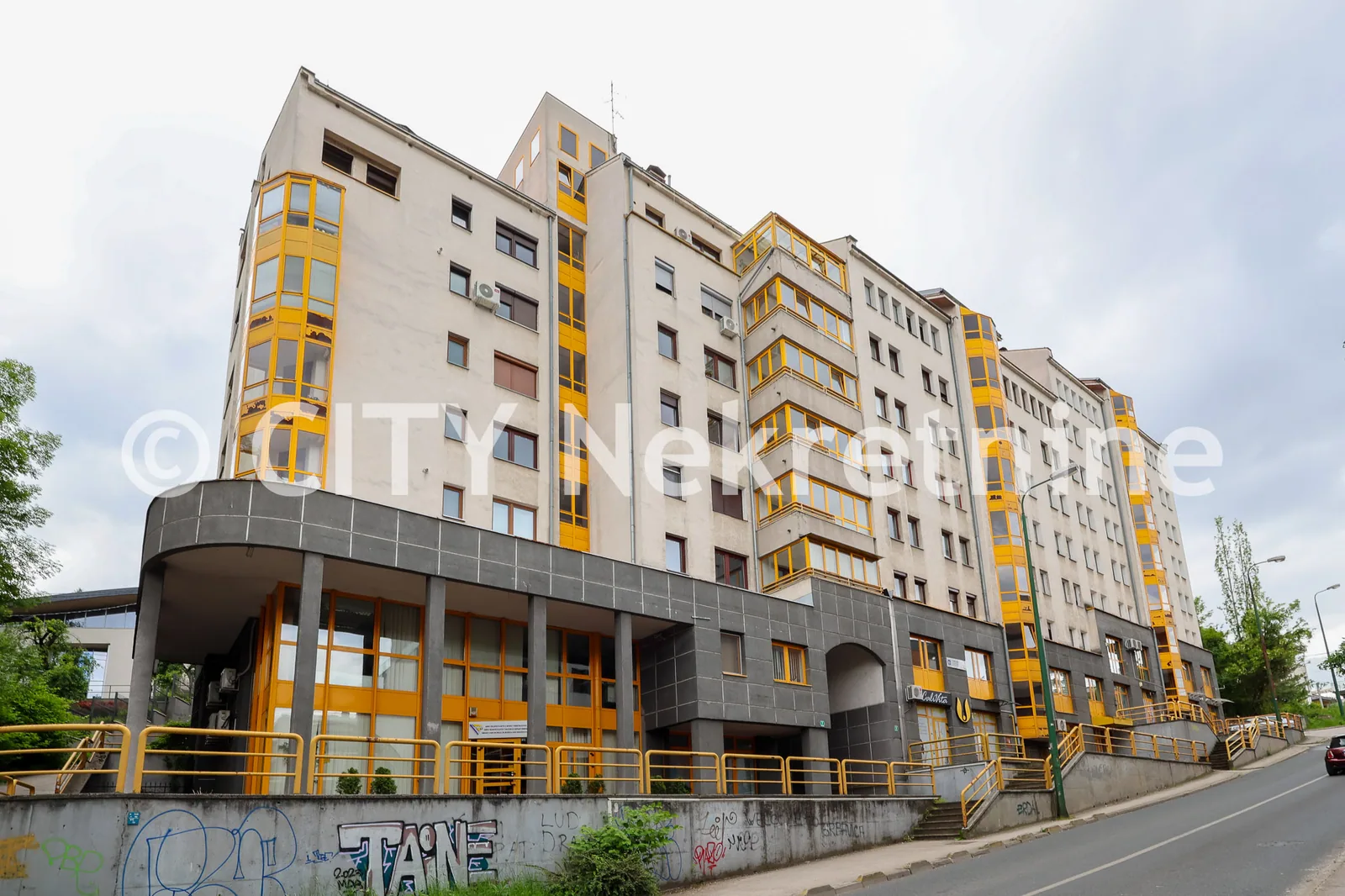 Grbavica, Derviša Numića, 102m2, visoko prizemlje.