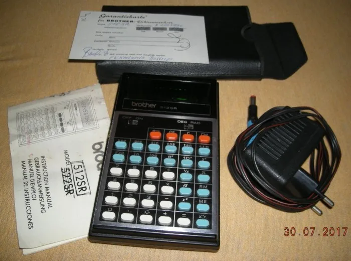 Raritetan digitron Brother 512 SR. Nabavljen 1976. god. Ima garantni list i uputstvo. Napajanje baterije ili adapter. Ispravan.