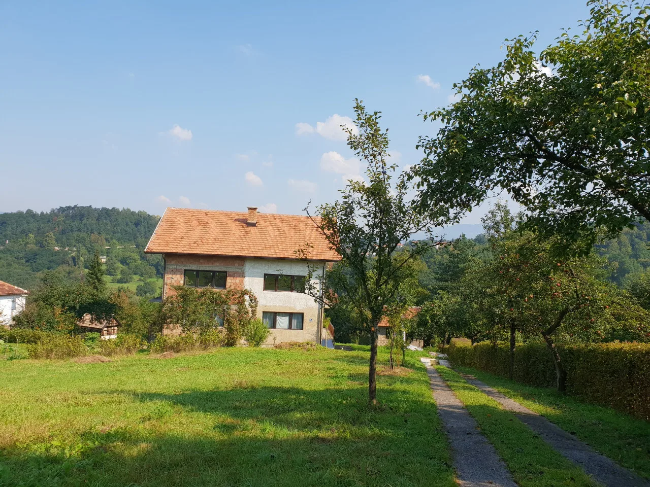 Kuća u Istočnom Sarajevu (Donji Miljevići) od 150m2, na placu od 1.778m2, uknjiženo 1/1, asfaltni put, struja, gradski vodovod, telefon, zelenilo, voće... Kuća useljiva, podrum i prizemlje završeni, sprat i potkrovlje zatvoreni spoljnom stolarijom.  Pomoć
